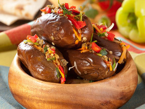 Солёные баклажаны можно подавать как самостоятельное блюдо или в качестве гарнира к жирному мясу.

