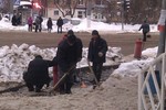 В Твери, для укладки тротуарной плитки, снег растапливают газовыми горелками
