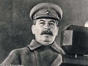 Сталин выступает на военном параде 7 ноября 1941 г. со звездой на фуражке, которую ему прикрепил генерал Власик.  