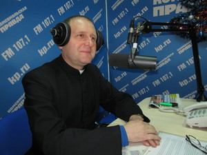 Декан католических общин Красноярского края побывал на радио 