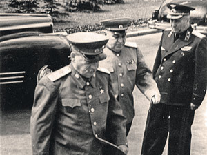 Приезд Сталина на авиапарад в Тушино. За спиной вождя - генерал Власик. 1949 г.