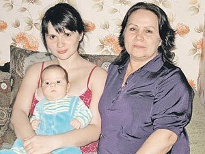 Таня Корчевная рассказала, кто и как вербует блогеров в революционеры (на фото с мамой и сыном).
