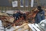 На новостройке в Твери с высоты десятиэтажного дома рухнули строительные леса, четверо рабочих в больнице 
