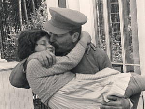Из всех советских детей Сталин больше всего любил свою дочь Светлану. Ближняя дача в Волынском. 1935 г. Автор этого фото - Николай Власик.