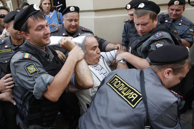 При задержании Гарри Каспаров укусил полицейского 