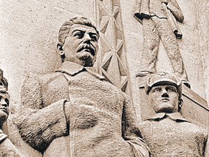 Памятники Сталину высекали из камня, отливали из бронзы. И народ вокруг вождя - из того же материала...
