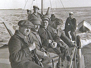 Иосиф Сталин (второй слева) во время прогулки на катере по Черному морю в районе мыса Пицунда. Сентябрь, 1933 г.