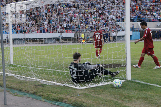 После очередного гола «Факела» вратарь гостей Сергей Панов долго не находил в себе сил встать.