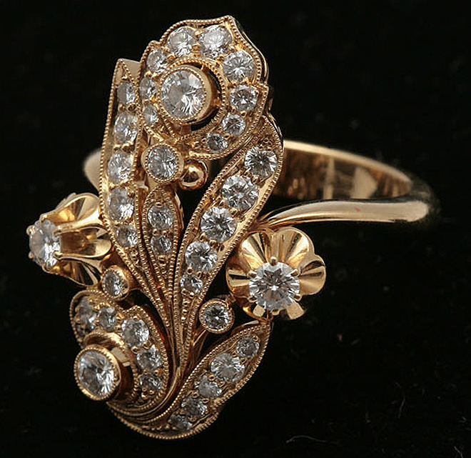 Золотое кольцо с бриллиантами в стиле Ар-Деко.
