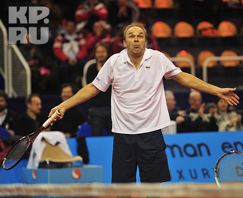 Андрей Чесноков поддерживает форму в тенисном зале