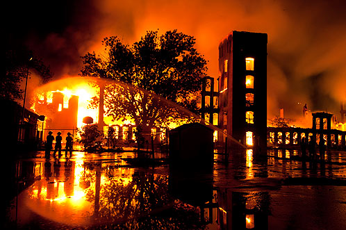 Лесные пожары добрались до промышленных объектов
