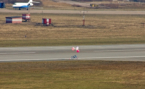 В Пулково приземлился велосипед запущенный ВелоПитером на открытии сезона 2011 404703