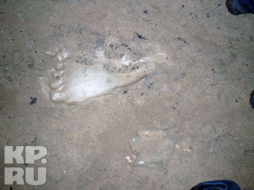 Неделю назад в Азасской пещере, что в 18 км от села бабы Раи, нашли свежий огромный след ноги, похожей на человеческую; охотники, помня такие же следы, но побольше, считают, что нашли след жены йети.