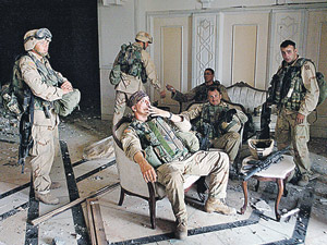 Американцы привыкли чувствовать себя хозяевами в любой точке мира - как эти военнослужащие армии США, рассевшиеся в креслах в бывшем дворце Саддама Хусейна в Багдаде.