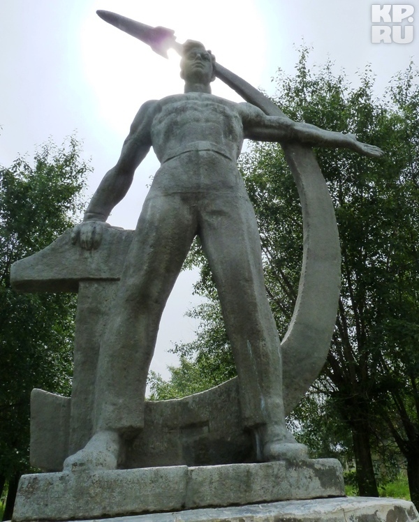 В центре Демьяново стоит такой памятник