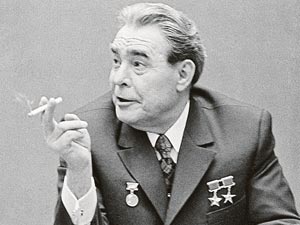 ...а вот «дорогой» Леонид Ильич Брежнев предпочитал сигареты, причем исключительно отечественные (фото 1973 года).
