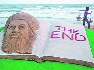 Вот такую гигантскую скульптуру из песка с надписью «Конец» изготовили в индийском городе Пури в ответ на известие о гибели злодея номер один.