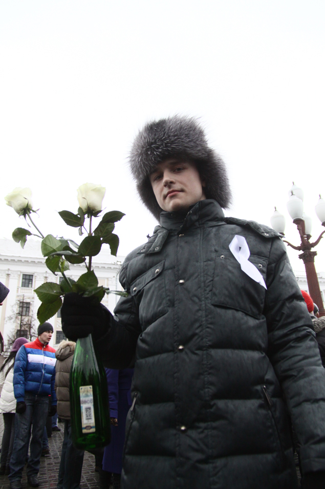 Участники митинга пришли на акцию протеста с цветами и бутылками шампанского