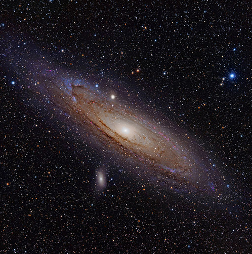 Туманность Андромеды (она же M31, она же NGC 224) - ближайшая к нам галактика - содержит около триллиона звезд. Ее диаметр 260 тысяч световых лет. Это в 2,6 раза больше, чем у нашего Млечного пути. 