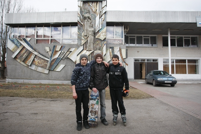 Возле Дома культуры правдинская молодежь занимается спортом. В почете - скейтбординг.