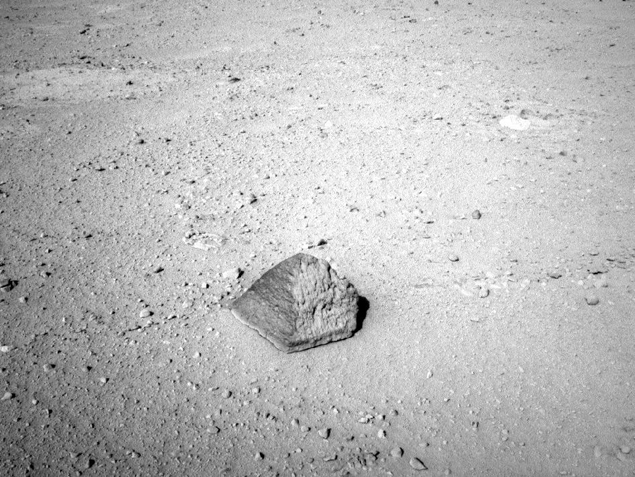 Назвать марсианскую пирамиды сооружением трудно. Высотой она всего 25 сантиметров. Хотя выглядит весьма странно для природного объекта