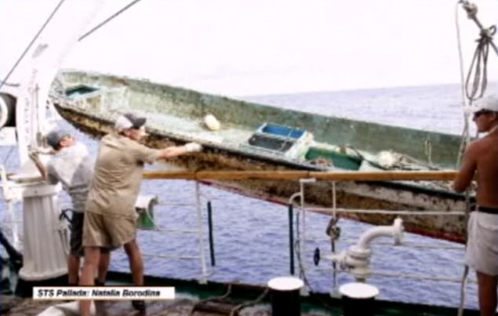 Экипаж "Паллады" поднимает японскую лодку. Фотографировала помощник капитана Наталья Бородина