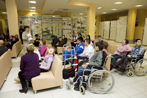 Студенты Сургута помогают инвалидам 461018