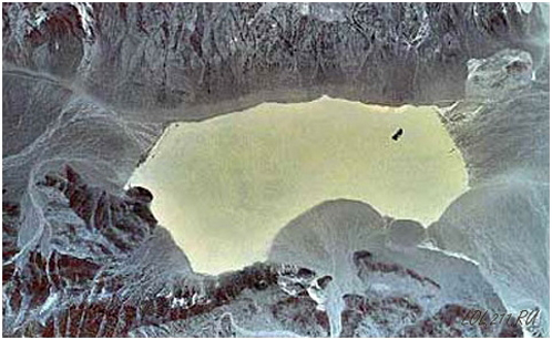 Высохшее озеро в Долине смерти, по которому ползают камни