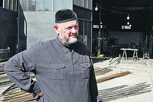 За полтора года Владимир Тегляев из Тольятти создал производство, с которым не поконкурируешь, и стал в Чечне своим даже внешне. Носит чеченскую одежду, но ислам не принял.