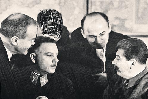 1936 год, Сталин, используя «незлобивый мат», ведет теплый дружеский разговор со своими соратниками (слева направо) Вячеславом Молотовым, Климентом Ворошиловым и Лаврентием Берия.