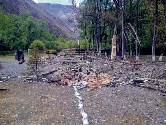 На этом фото, сделанном побывавшими на месте ЧП пограничниками, видно - деревянный погранпост сгорел дотла.