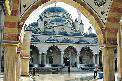 Мечеть «Сердце Чечни» - один из главных символов современной, но практически моноэтнической и монорелигиозной республики.