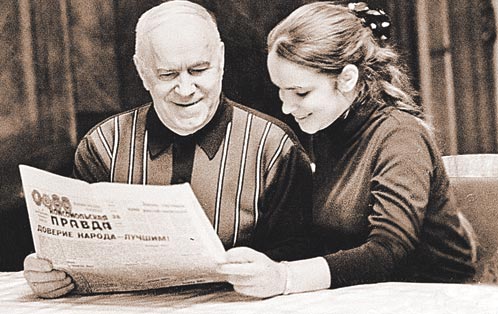 Георгий Жуков с дочерью Машей читают «Комсомолку». Этот кадр был сделан 27 апреля 1970 года.