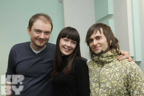 Настя с авторами конкурсной песни Евгением Олейником (слева) и Виктором Руденко (справа)