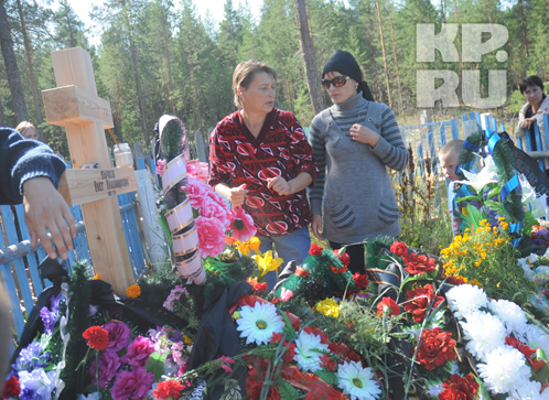 Могила Олега Бычкова на местном кладбище во время похорон утопала в цветах.
