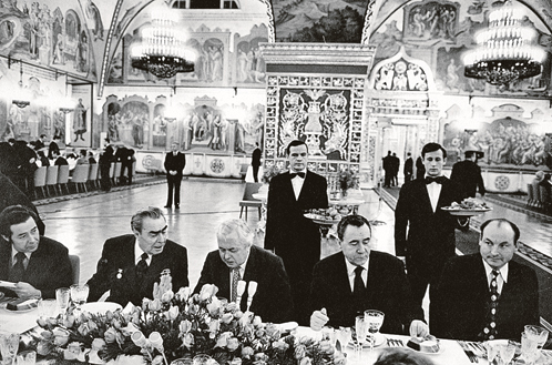 1975 год. Грановитая палата. Алексей Сальников (в роли официанта - слева) обслуживает Брежнева и английского премьера Гарольда Вильсона.