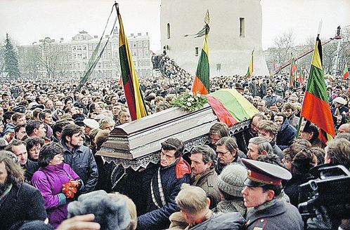 Похороны защитников вильнюсской телебашни были пышными. В ответе на вопрос: «Кто виноват?» - у народа расхождений не было. А настроение толпы из антисоветского очень скоро стало антирусским.