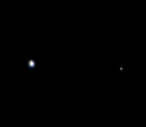 Снимок с Юноны: шарик слева - Земля, маленький справа - Луна