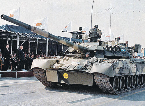 Вот такой же российский танк Т-80У однажды в единственном экземпляре (что запрещается нашими законами) попал в Англию вместе с секретными боеприпасами...