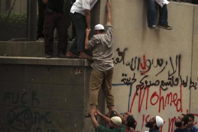 Митингующие штурмуют американское посольство в Каире