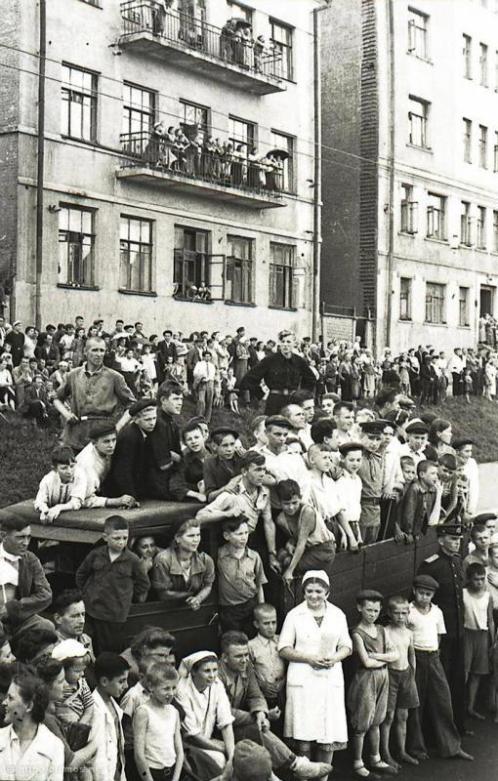 Москвичи смотрят на пленных немцев