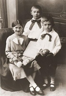 Йозеф с братом Георгом и сестрой Марией
