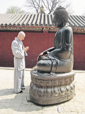 Мешков (слева) просит Будду (справа) оставить его в монастыре.