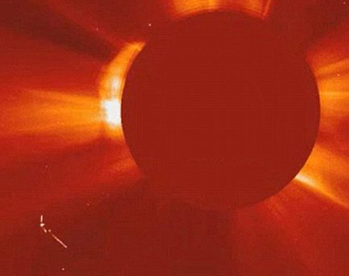 Изображение, переданное зондом SOHO. "Корабль" - чуть левее и ниже Солнца