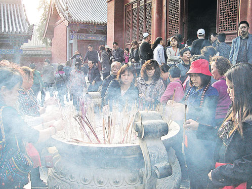 В Шаолине прихожане ставят для Будды ароматические палочки и благодарят его за счастье.