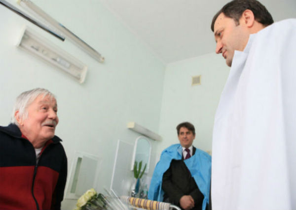 Несколько раз его в больнице навещал премьер-министр Владимир Филат. 