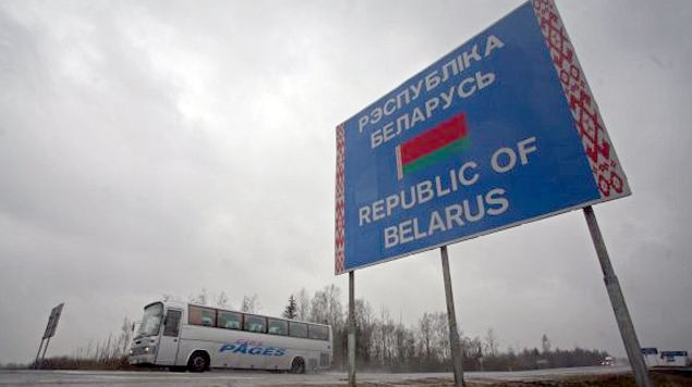 Граница Беларуси и России сейчас обозначается только такой табличкой.