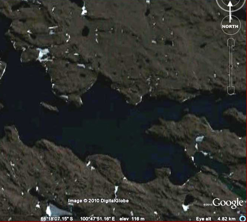Озеро на поверхности Антарктиды