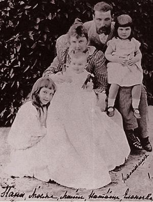 На фото Столыпин с женой и детьми. Его сын и дочь тоже пострадали во время одного из покушений.