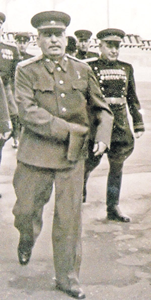 Генералиссимус Сталин и генерал Власик (справа). Последнее фото с вождем. Красная площадь, 1 мая 1950 г. (Снимок не очень качественный, так как сделан фотокором явно на бегу.)